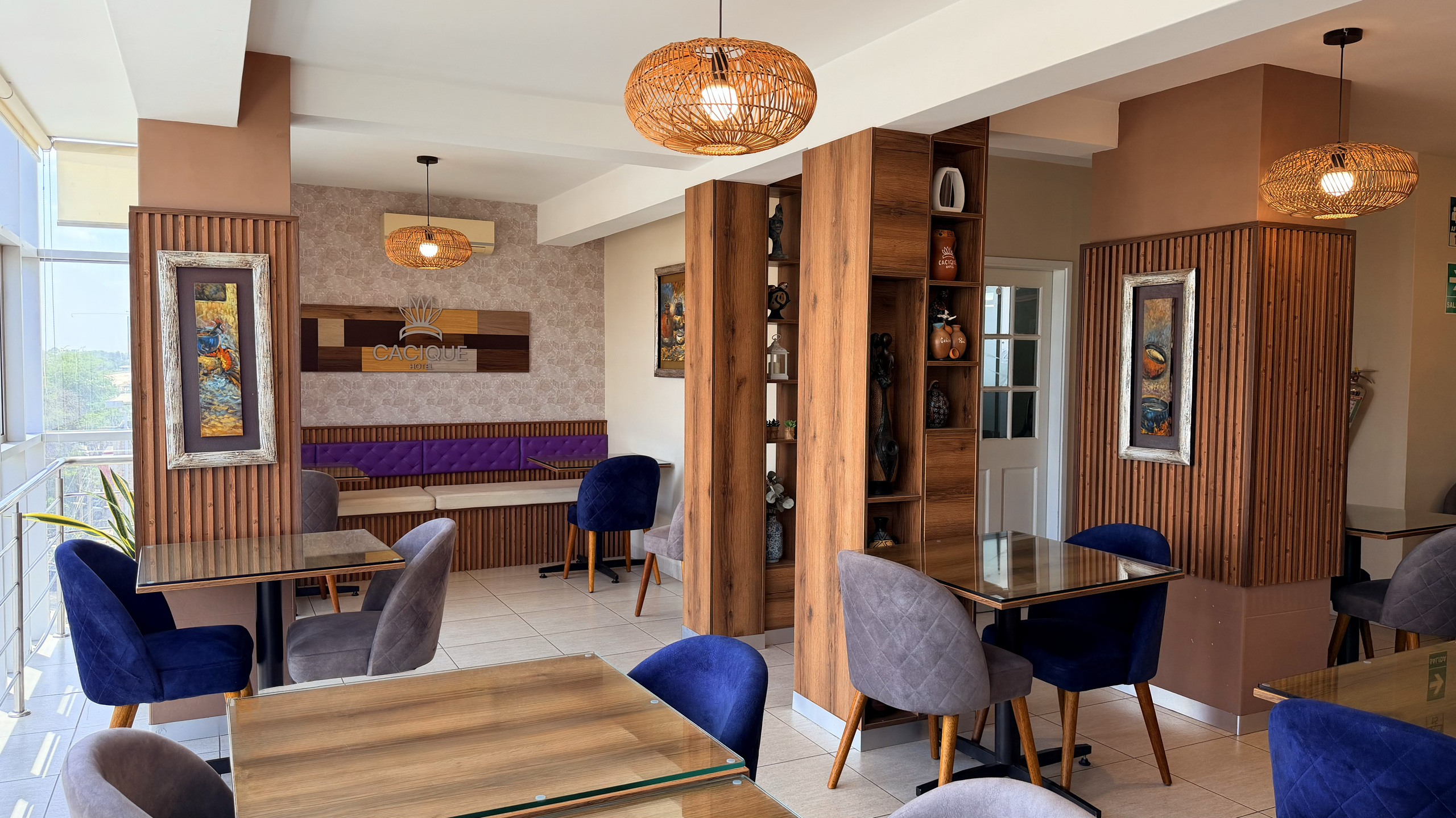 Restaurant & coffee shop lounge at Cacique Hotel in Piura