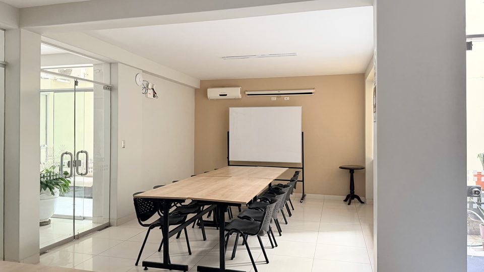 General view of the auditorium at Cacique Hotel, with glazed entrance and central table