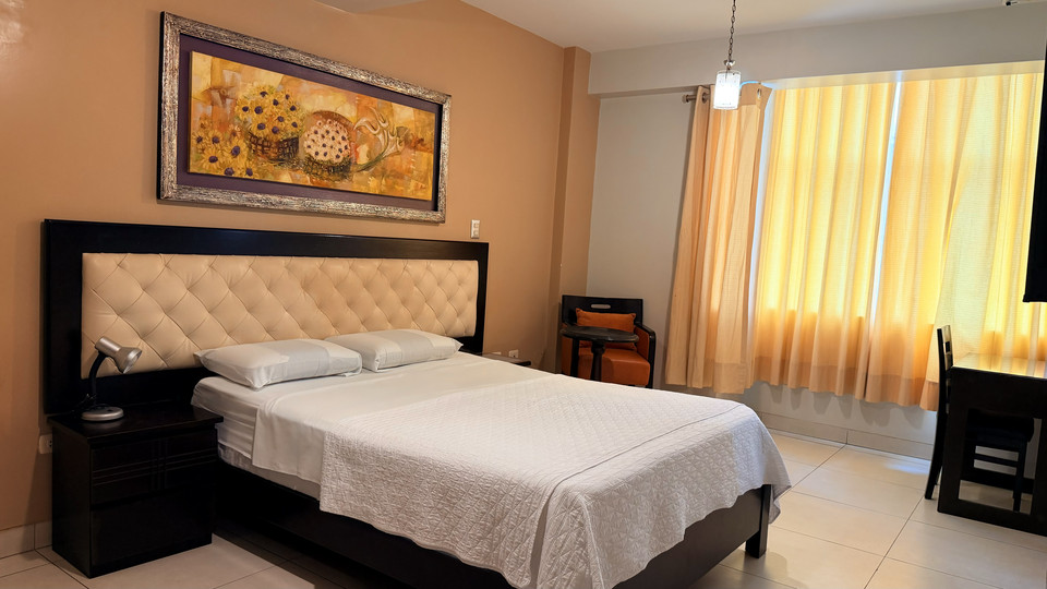 Executive Matrimonial Room at Cacique Hotel, with one 2.5-plaza bed and a work desk