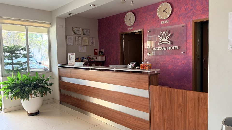 Cacique Hotel reception with clocks showing international time zones