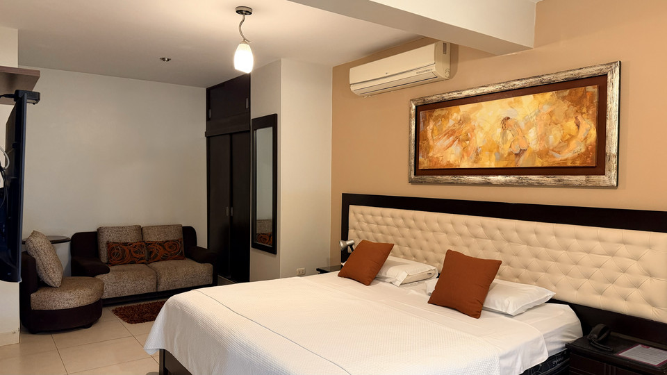 Matrimonial Suite at Cacique Hotel, with one 3-plaza bed and a sofa